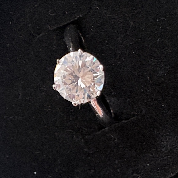 Elegant Silver Solitaire Ring Size 6